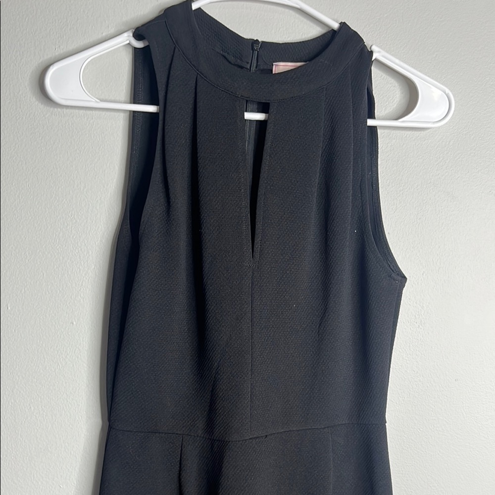 Elegant Black Sleeveless Dress - Picture 3 of 8